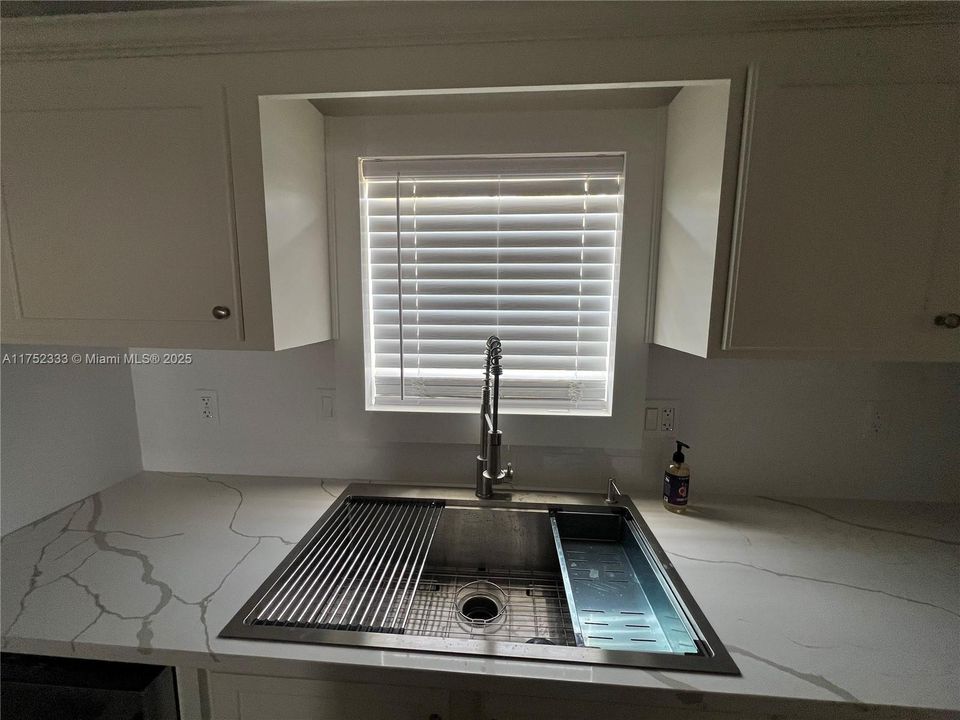 Vendido Recientemente: $315,000 (4 camas, 2 baños, 2356 Pies cuadrados)