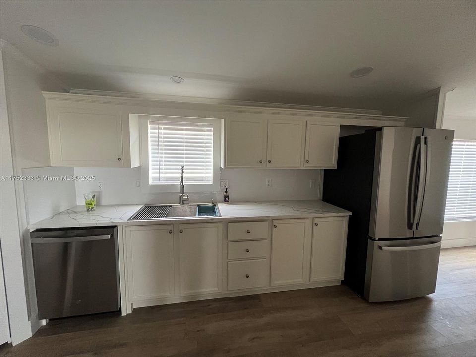 Vendido Recientemente: $315,000 (4 camas, 2 baños, 2356 Pies cuadrados)