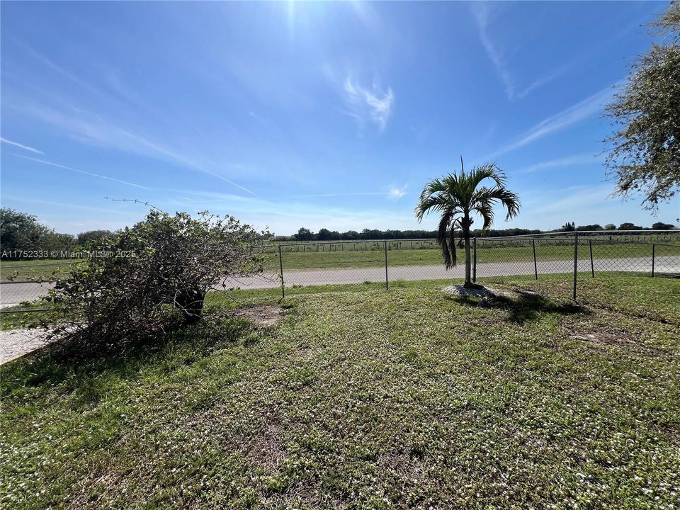 Vendido Recientemente: $315,000 (4 camas, 2 baños, 2356 Pies cuadrados)