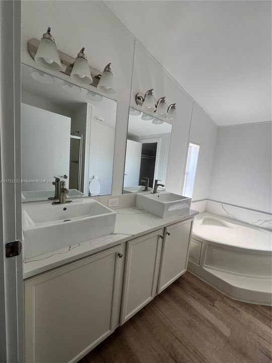 Vendido Recientemente: $315,000 (4 camas, 2 baños, 2356 Pies cuadrados)