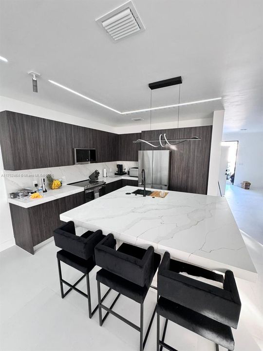 最近租的: $4,600 (4 贝兹, 3 浴室, 2534 平方英尺)