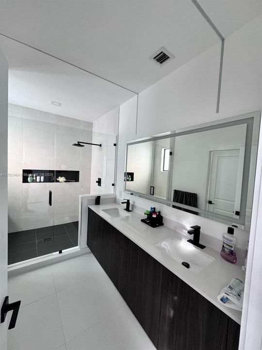 最近租的: $4,600 (4 贝兹, 3 浴室, 2534 平方英尺)