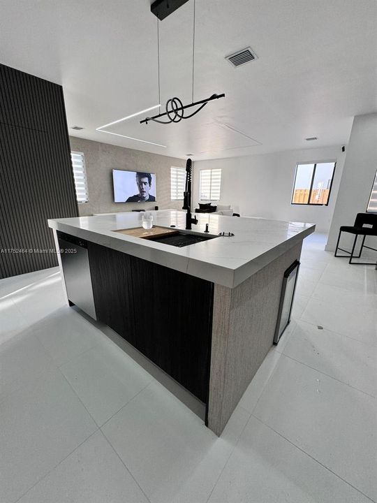 最近租的: $4,600 (4 贝兹, 3 浴室, 2534 平方英尺)