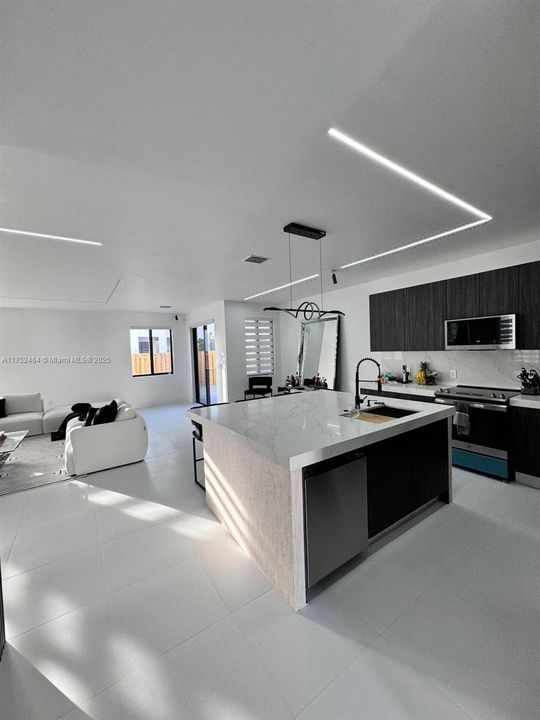 最近租的: $4,600 (4 贝兹, 3 浴室, 2534 平方英尺)