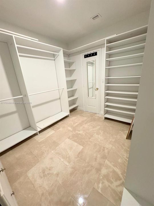 Recently Rented: $12,500 (5 beds, 3 baths, 3517 Square Feet)