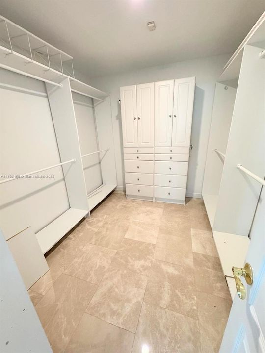 Recently Rented: $12,500 (5 beds, 3 baths, 3517 Square Feet)