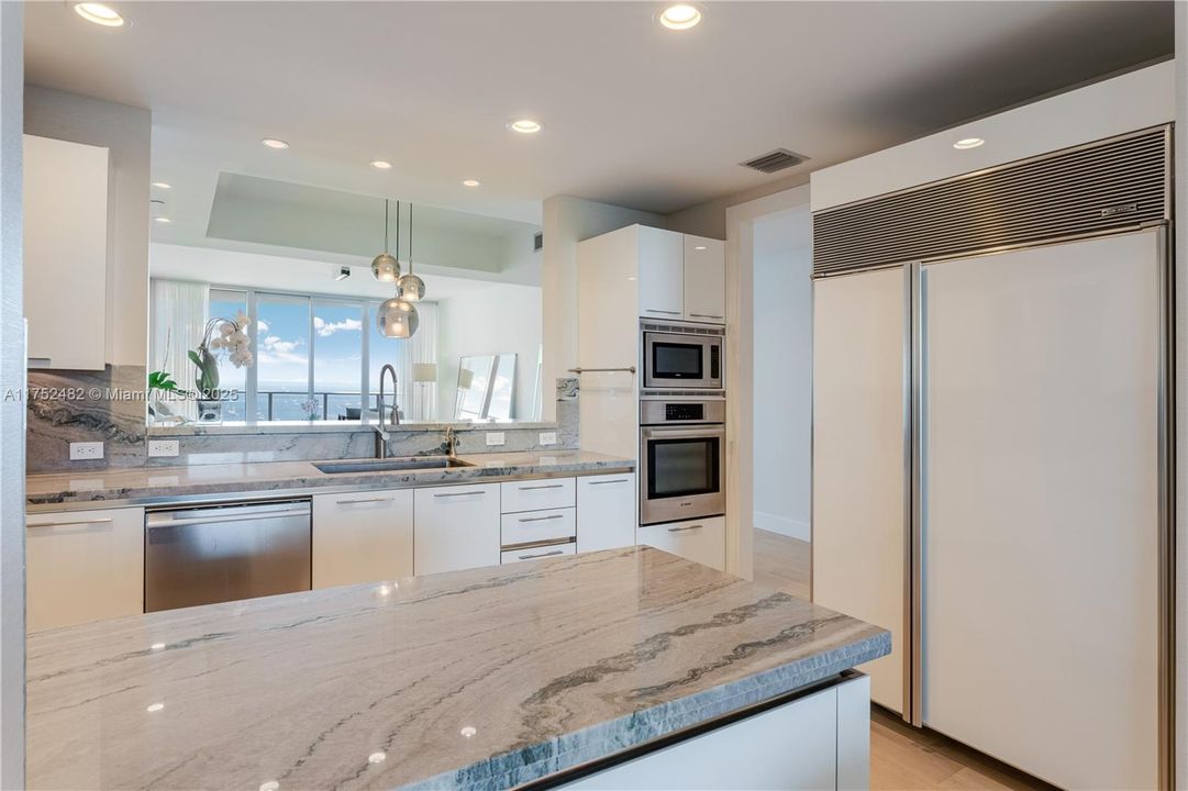 Vendido Recientemente: $5,099,000 (3 camas, 3 baños, 2640 Pies cuadrados)