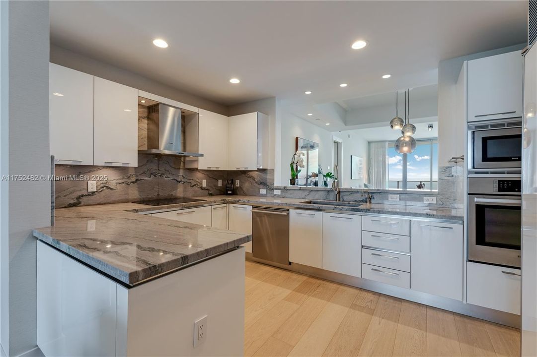 Vendido Recientemente: $5,099,000 (3 camas, 3 baños, 2640 Pies cuadrados)