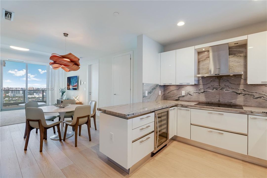 Vendido Recientemente: $5,099,000 (3 camas, 3 baños, 2640 Pies cuadrados)