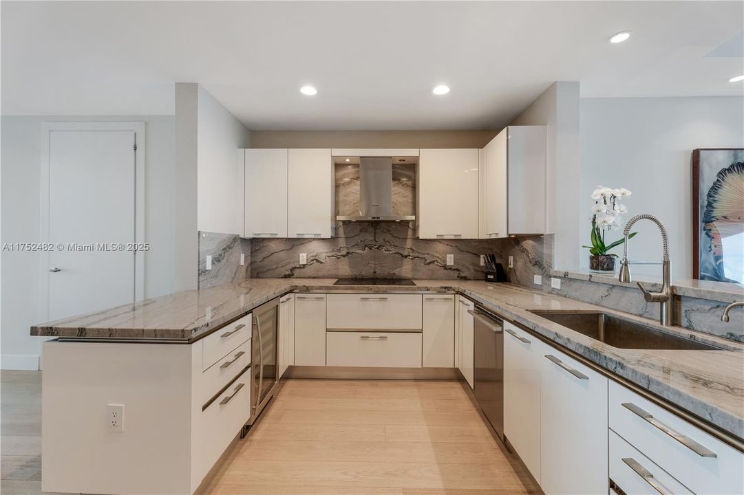 Vendido Recientemente: $5,099,000 (3 camas, 3 baños, 2640 Pies cuadrados)