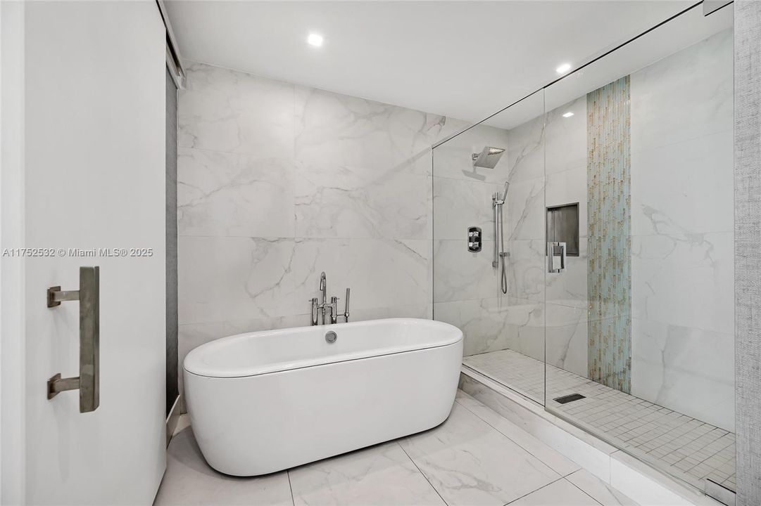 Recently Rented: $12,000 (3 beds, 3 baths, 1954 Square Feet)