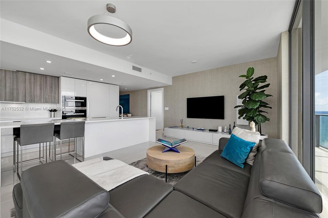 Recently Rented: $12,000 (3 beds, 3 baths, 1954 Square Feet)