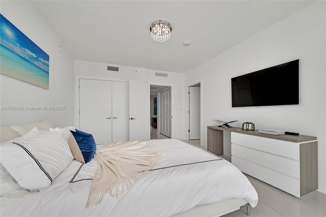 Recently Rented: $12,000 (3 beds, 3 baths, 1954 Square Feet)