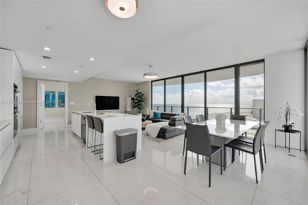 Recently Rented: $12,000 (3 beds, 3 baths, 1954 Square Feet)