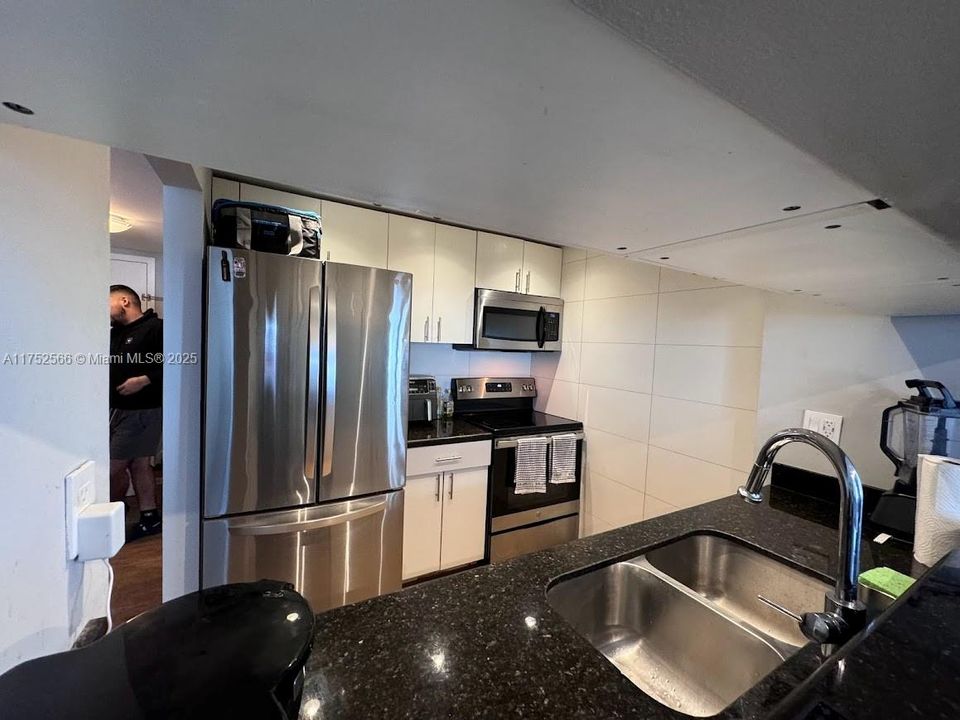 Recently Sold: $370,000 (2 beds, 2 baths, 914 Square Feet)