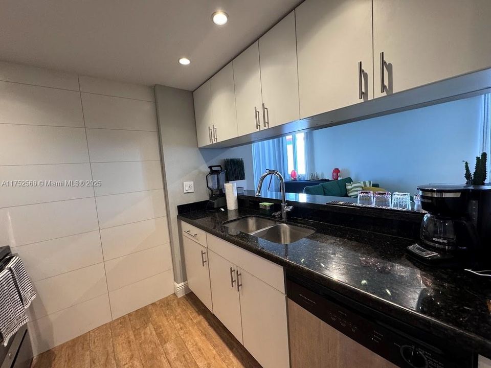 Recently Sold: $370,000 (2 beds, 2 baths, 914 Square Feet)