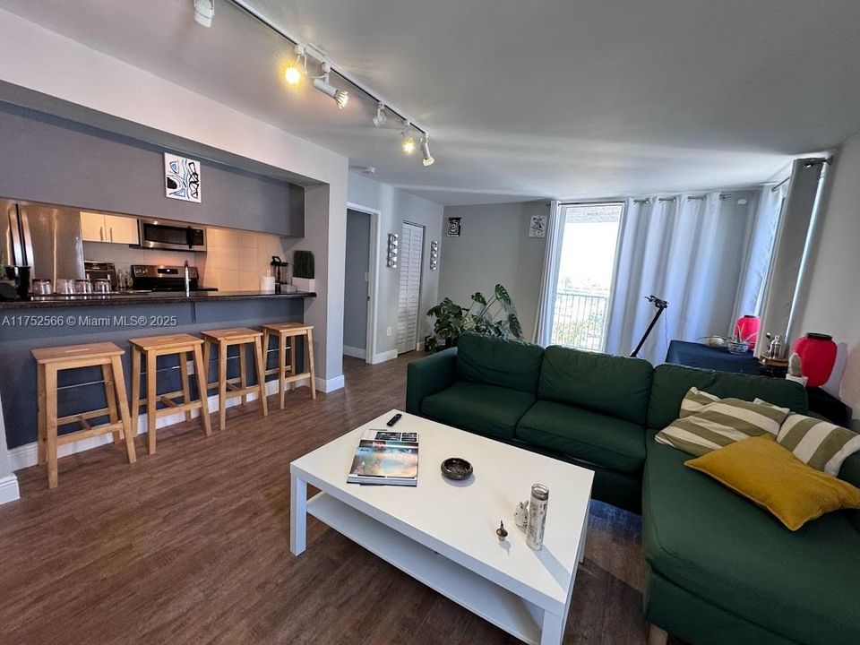 Recently Sold: $370,000 (2 beds, 2 baths, 914 Square Feet)