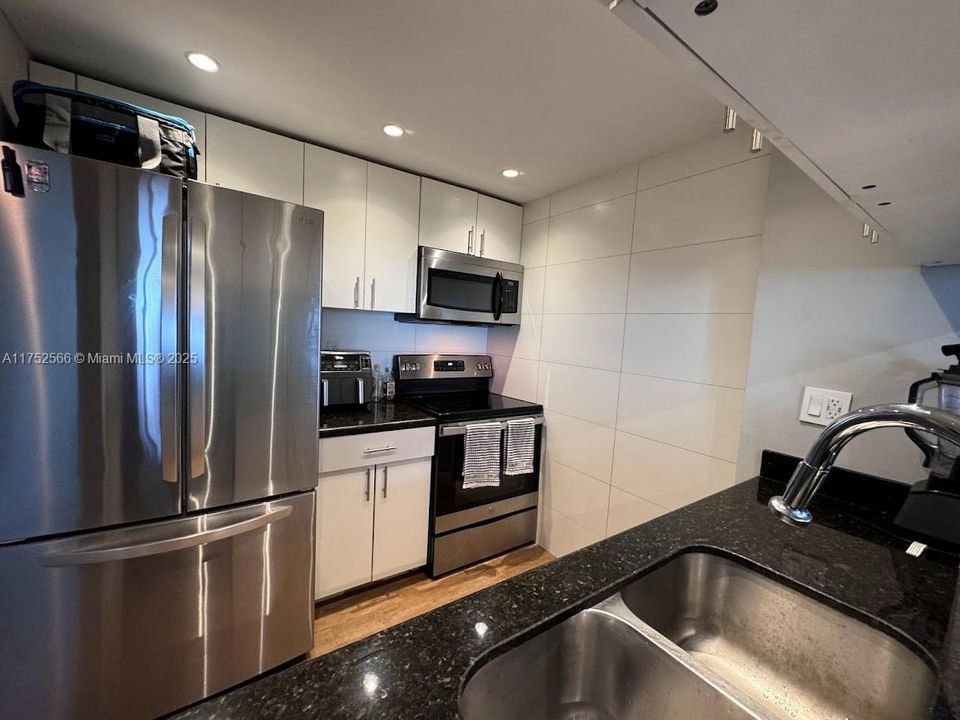 Recently Sold: $370,000 (2 beds, 2 baths, 914 Square Feet)