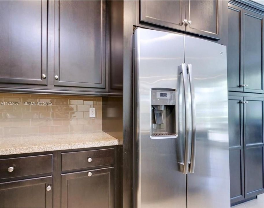 En Venta: $799,000 (4 camas, 3 baños, 2942 Pies cuadrados)