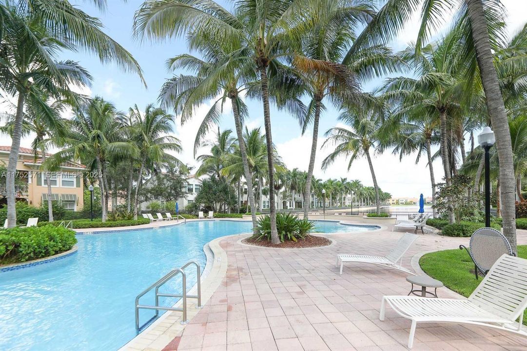 En Venta: $799,000 (4 camas, 3 baños, 2942 Pies cuadrados)