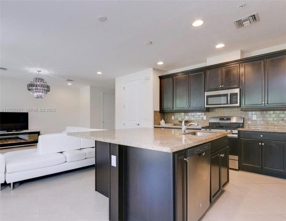 En Venta: $799,000 (4 camas, 3 baños, 2942 Pies cuadrados)