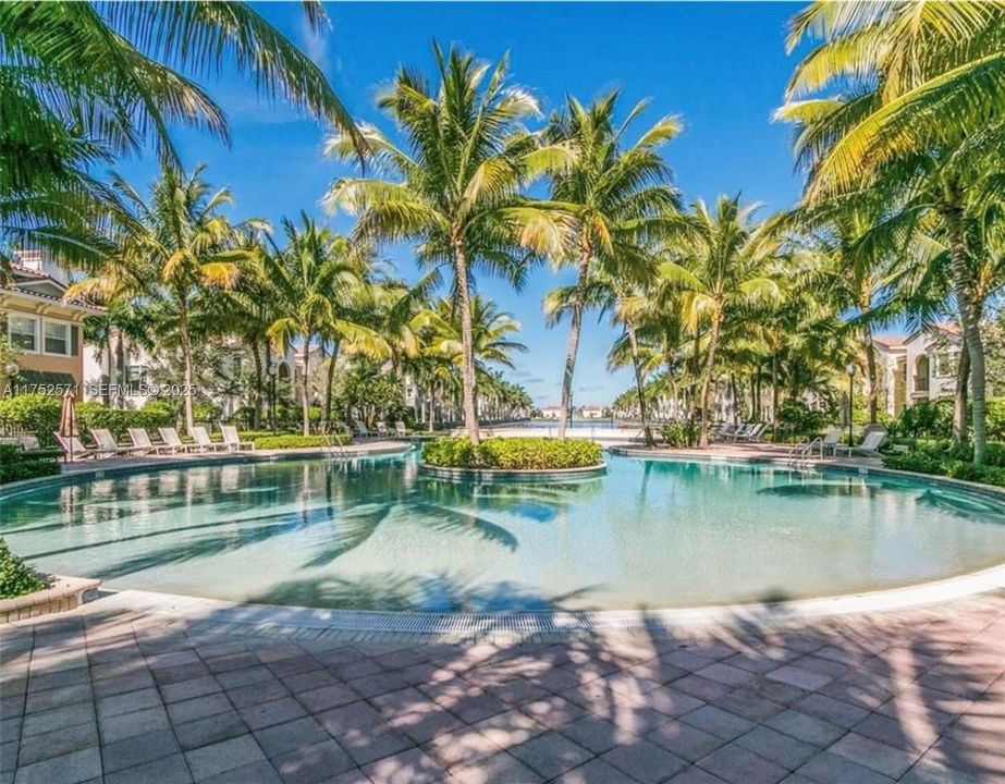 En Venta: $799,000 (4 camas, 3 baños, 2942 Pies cuadrados)