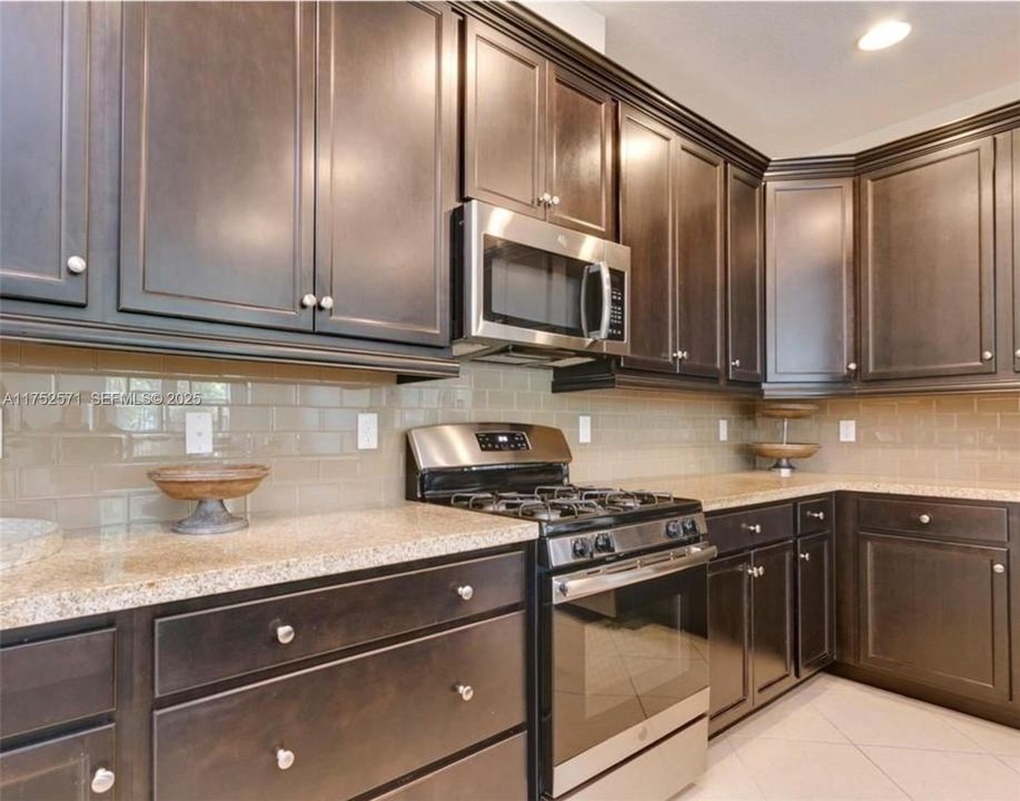 En Venta: $799,000 (4 camas, 3 baños, 2942 Pies cuadrados)