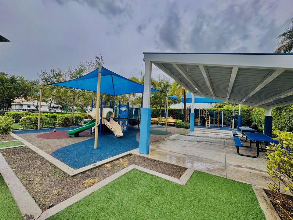 На продажу: $359,900 (2 спален, 2 ванн, 1058 Квадратных фут)