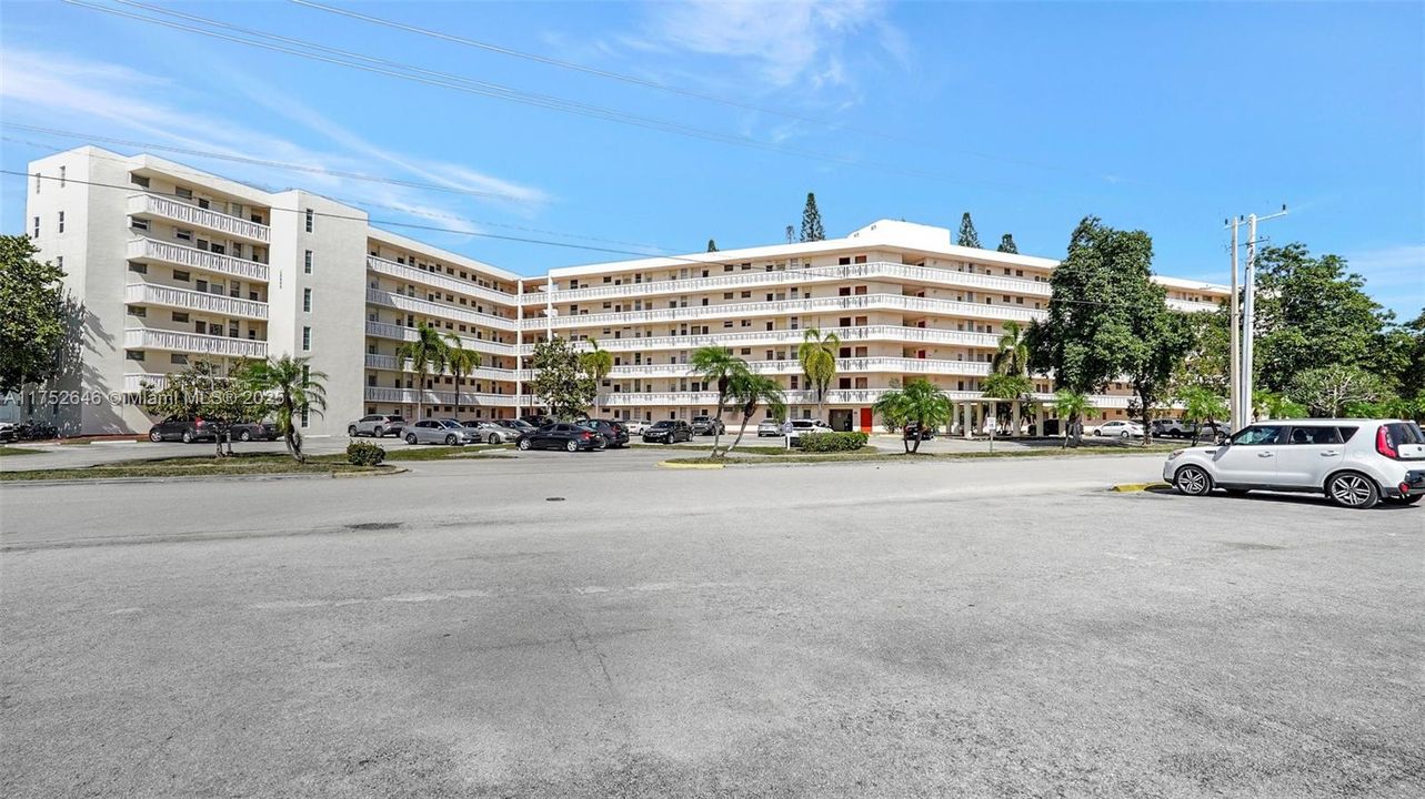 待售: $175,000 (1 贝兹, 1 浴室, 768 平方英尺)