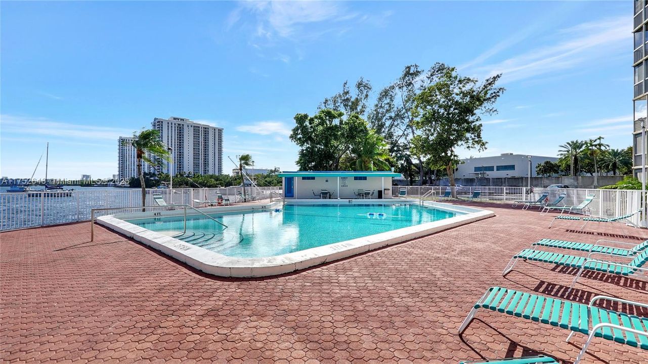 待售: $175,000 (1 贝兹, 1 浴室, 768 平方英尺)