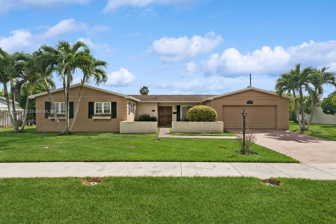 Recently Sold: $935,000 (4 beds, 2 baths, 1833 Square Feet)