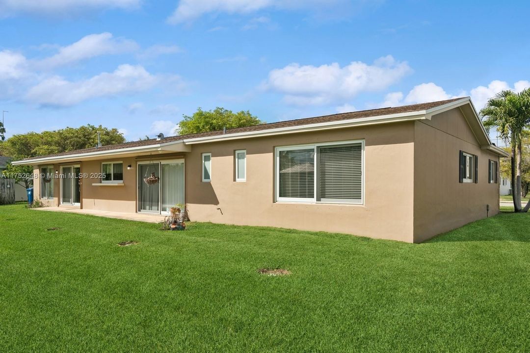 Recently Sold: $935,000 (4 beds, 2 baths, 1833 Square Feet)