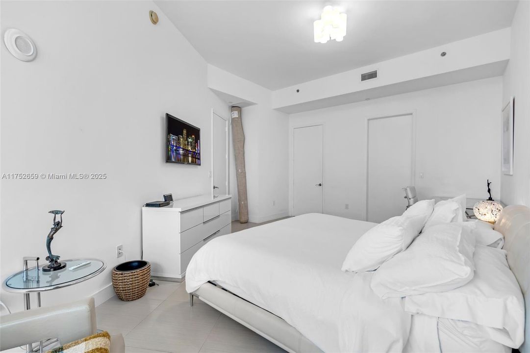Recently Rented: $9,400 (3 beds, 3 baths, 2084 Square Feet)