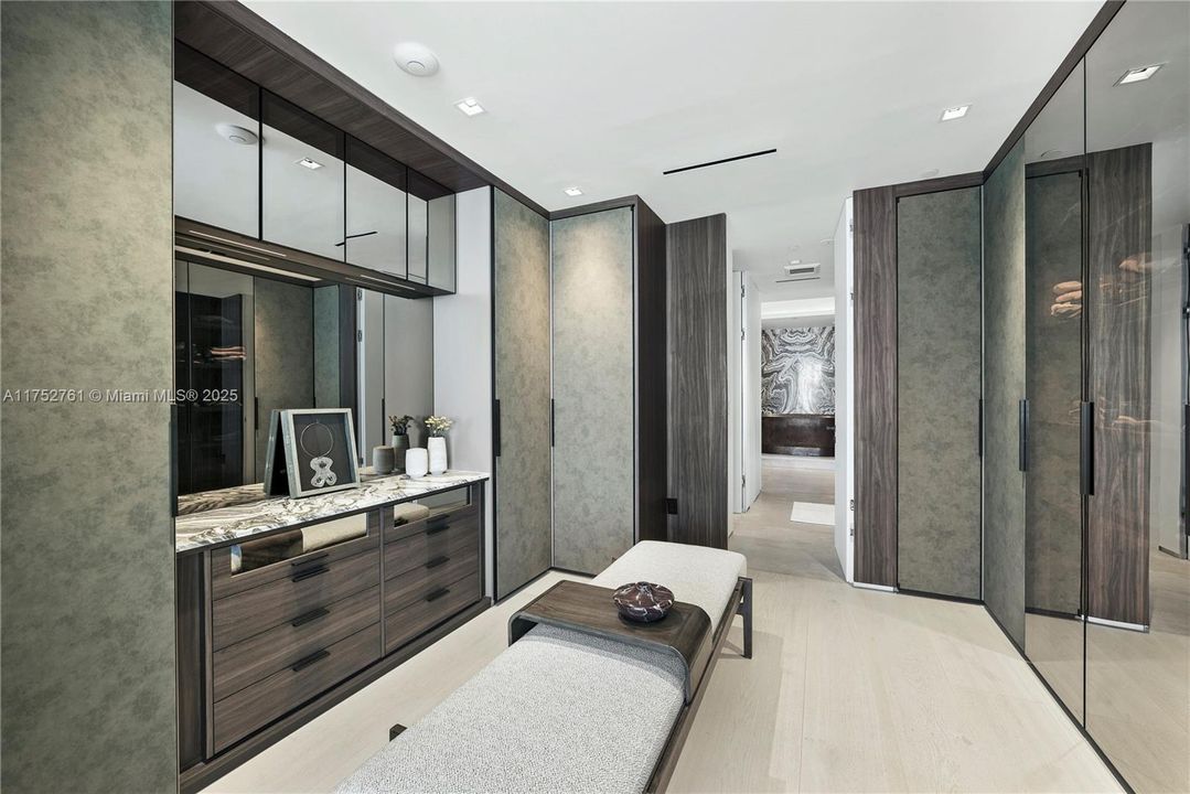 For Sale: $25,900,000 (3 beds, 3 baths, 4776 Square Feet)