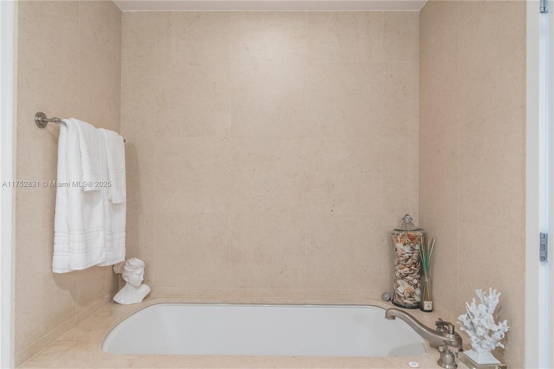 Под контрактом: $15,000 (2 спален, 2 ванн, 1290 Квадратных фут)