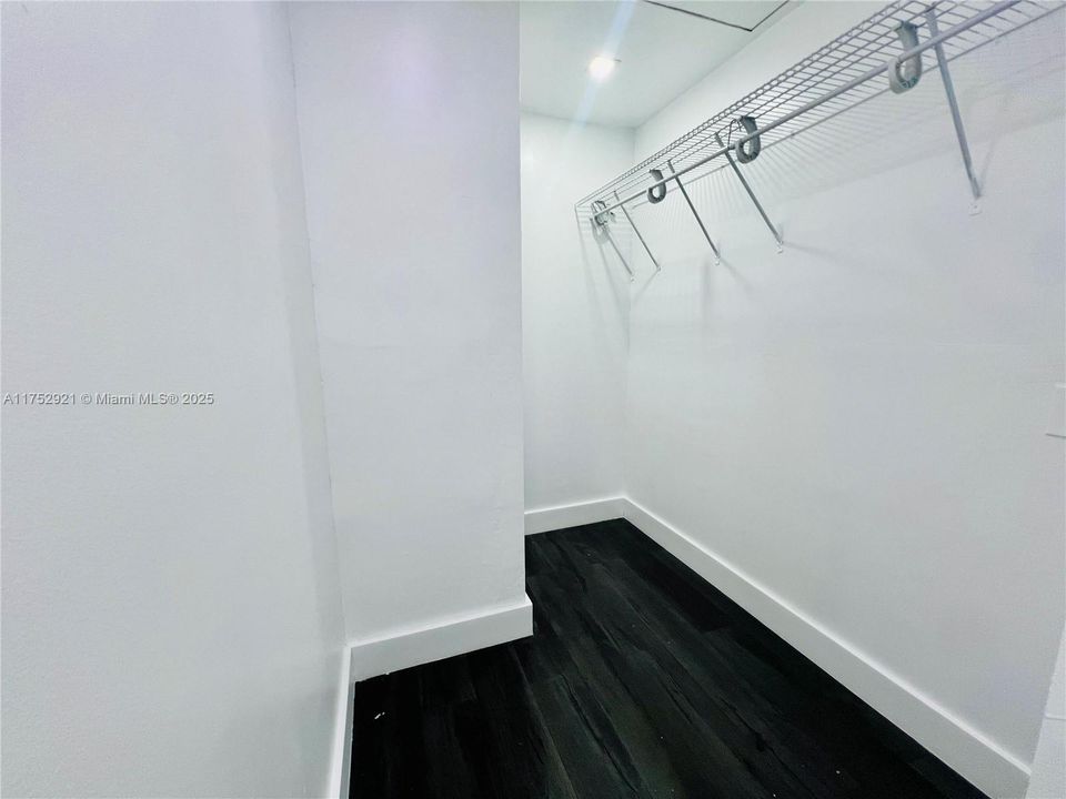 Master Bedroom Walking Closet