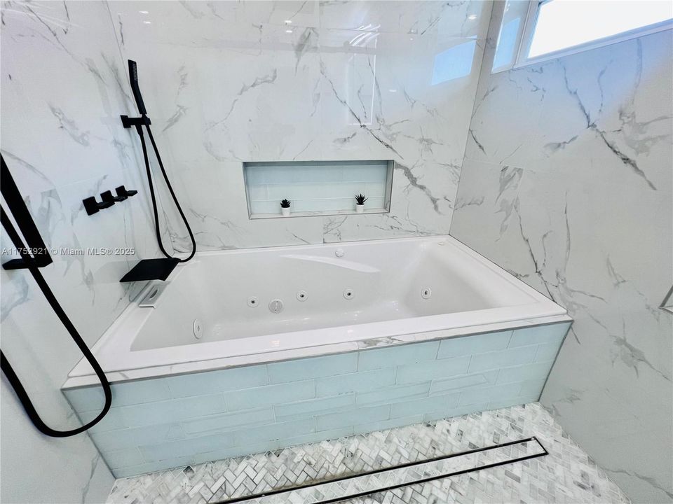 Jacuzzi of Master Bathroom