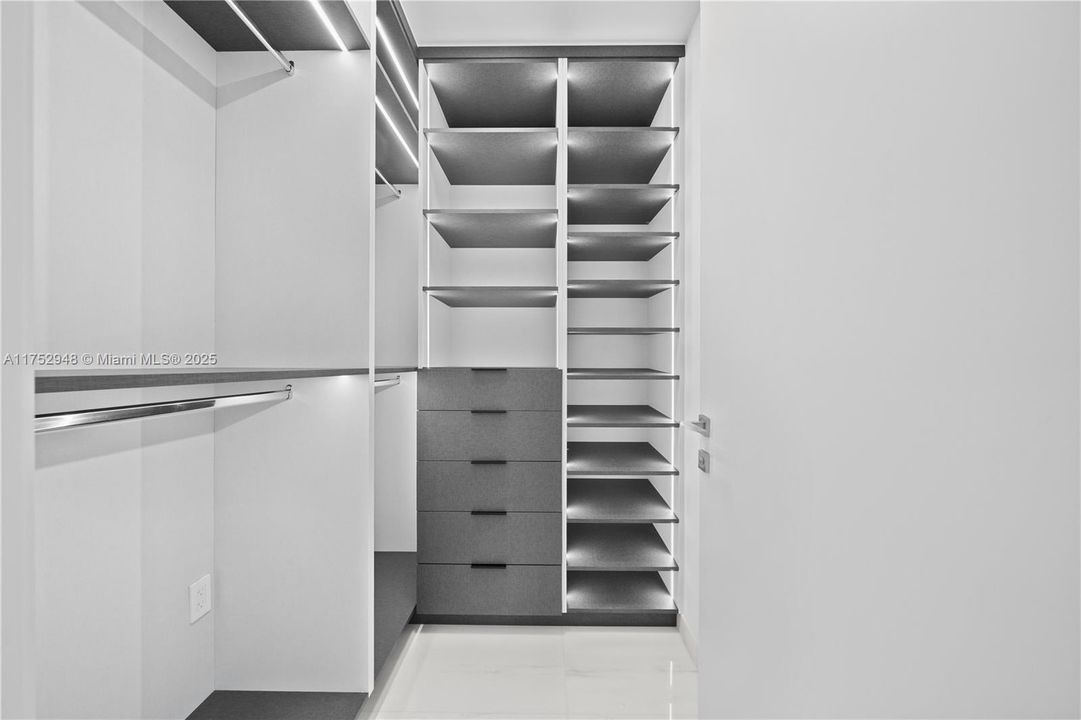 最近租的: $35,900 (4 贝兹, 4 浴室, 3657 平方英尺)