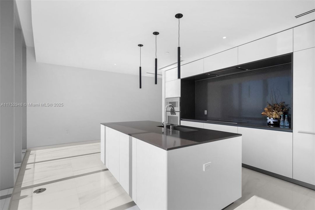 最近租的: $35,900 (4 贝兹, 4 浴室, 3657 平方英尺)