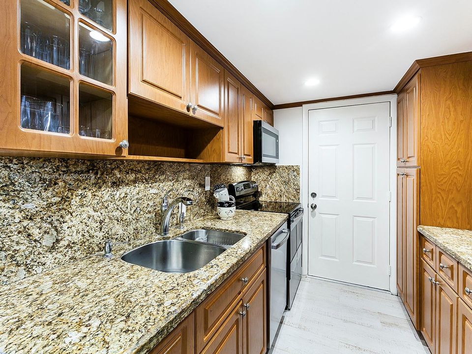 Active With Contract: $399,000 (2 beds, 1 baths, 815 Square Feet)