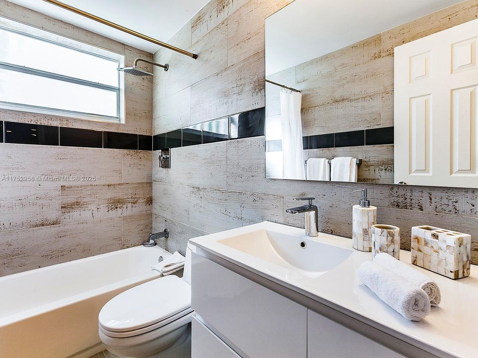 Active With Contract: $399,000 (2 beds, 1 baths, 815 Square Feet)