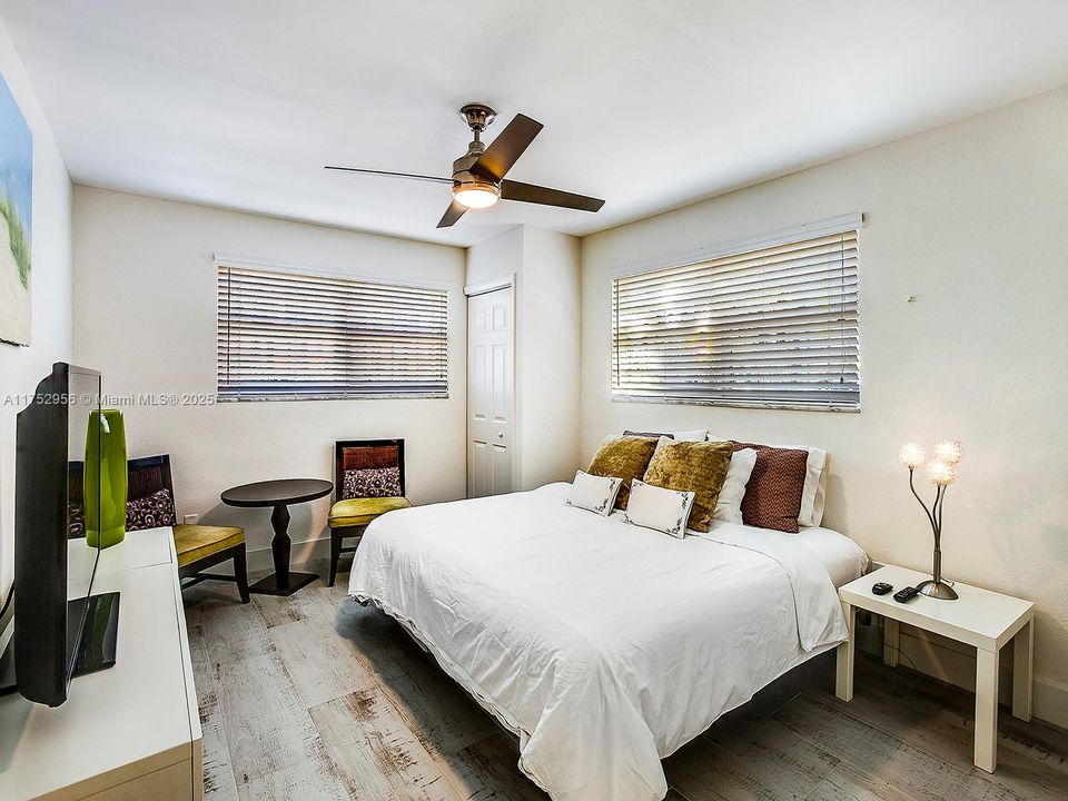 Active With Contract: $399,000 (2 beds, 1 baths, 815 Square Feet)