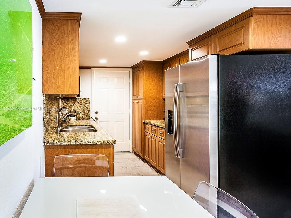 Active With Contract: $399,000 (2 beds, 1 baths, 815 Square Feet)