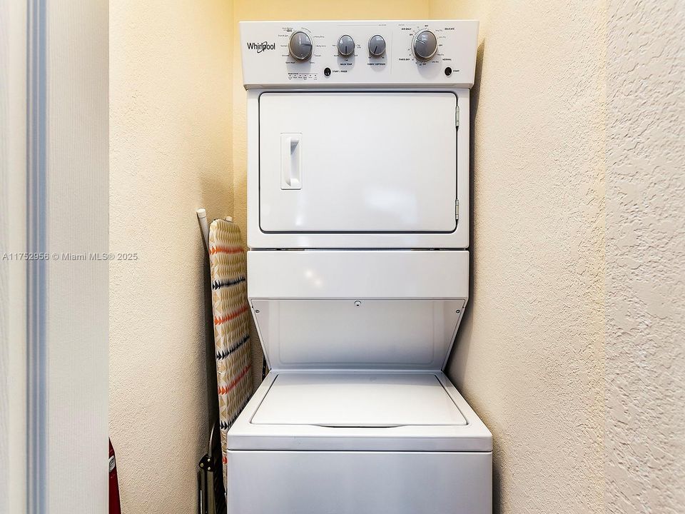 Active With Contract: $399,000 (2 beds, 1 baths, 815 Square Feet)