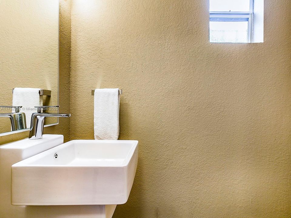 Active With Contract: $399,000 (2 beds, 1 baths, 815 Square Feet)