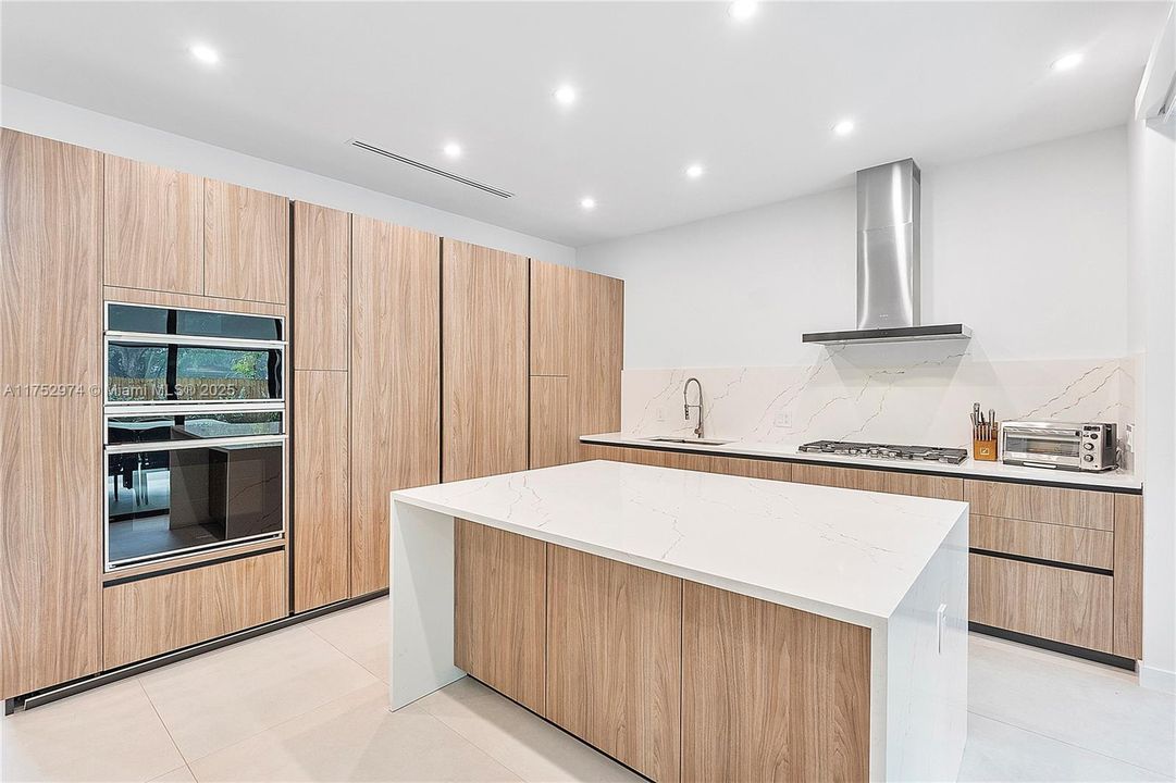 For Sale: $3,100,000 (5 beds, 5 baths, 2873 Square Feet)