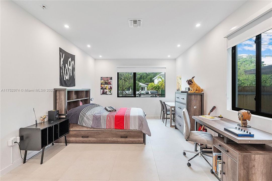 For Sale: $3,100,000 (5 beds, 5 baths, 2873 Square Feet)