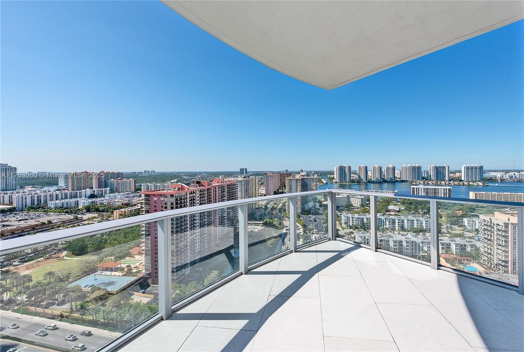 На продажу: $2,975,000 (2 спален, 3 ванн, 2070 Квадратных фут)