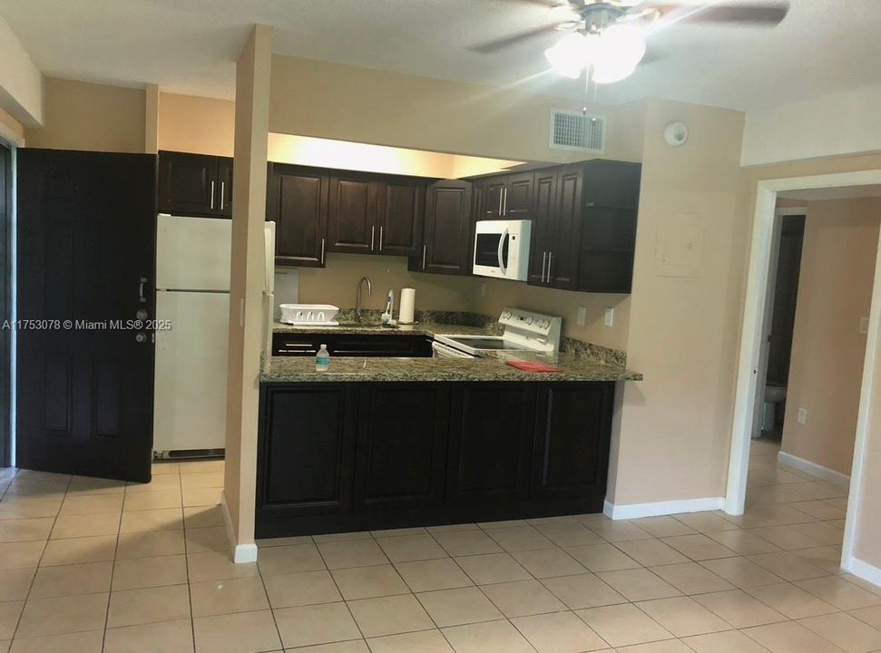 Active With Contract: $205,000 (1 beds, 1 baths, 590 Square Feet)