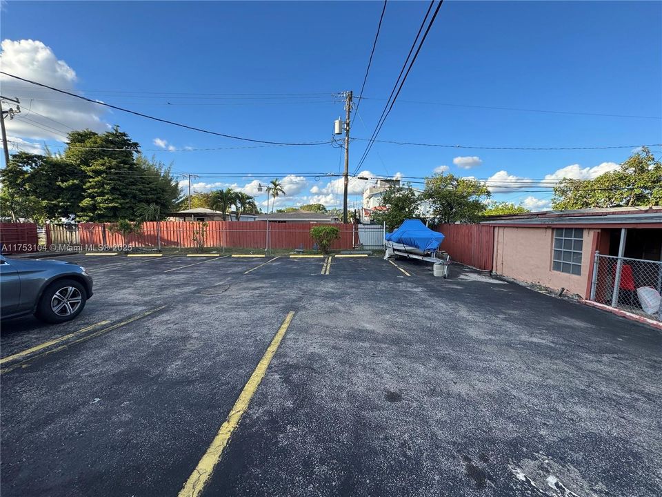 合同活跃: $2,200,000 (0 贝兹, 0 浴室, 0 平方英尺)